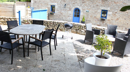 terrasse-gite-scorff-domaine-des-trois-rivieres-merlevenez