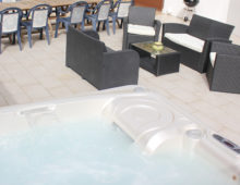 terrasse-jacuzzi-gite-atlantique-domaine-des-trois-rivieres-merlevenez