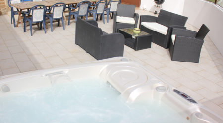 terrasse-jacuzzi-gite-atlantique-domaine-des-trois-rivieres-merlevenez